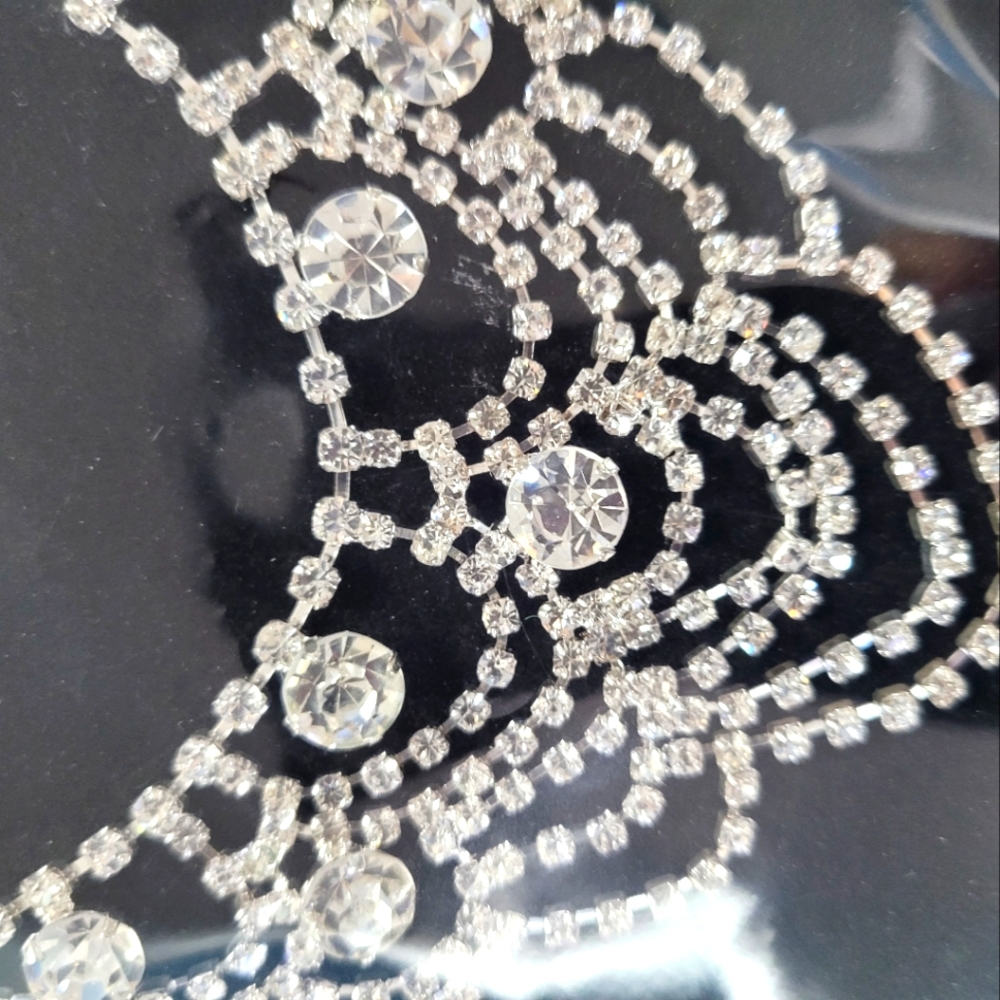 Necklace and earrings set.